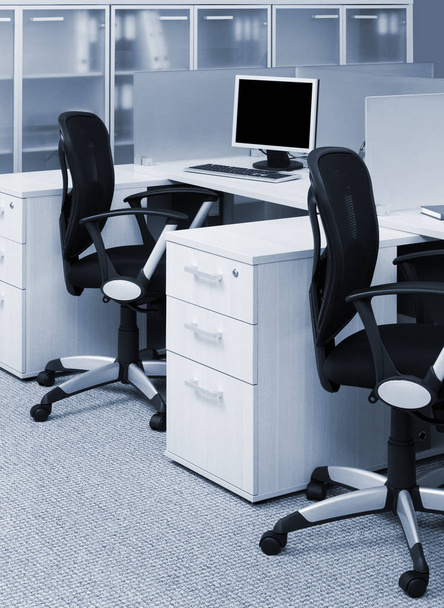 bureaux et chaises dans un bureau moderne
 - Photo, image