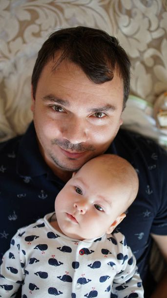 Muotokuva rakastava nuori mies vauvan kanssa kotona
 - Valokuva, kuva