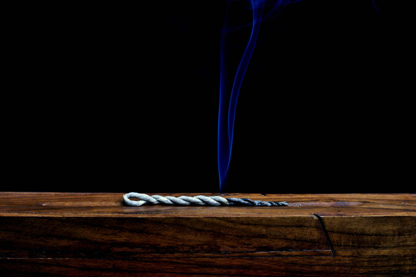 Tiibetin Lambini suitsuke köysi puinen suitsuke poltin
 - Valokuva, kuva