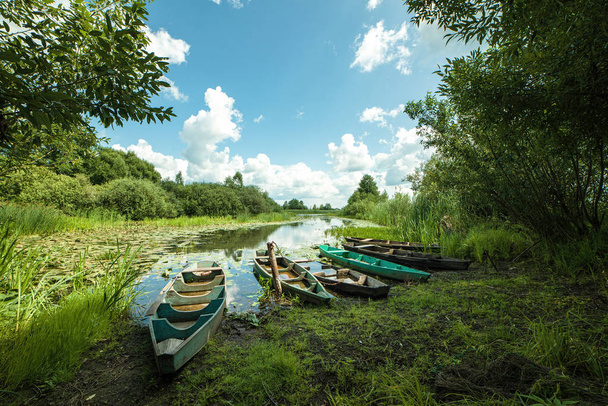 Gyönyörű táj fából készült horgászcsónak a folyón. Halászcsónak a folyón. Régi, fából készült csónak. - Fotó, kép