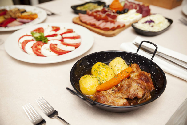 Porcja gotowanej wołowiny z ziemniakami i marchewką - Zdjęcie, obraz