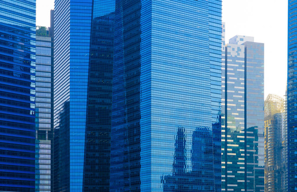 Окна офисных зданий. Дизайн фасада синего стекла
  - Фото, изображение
