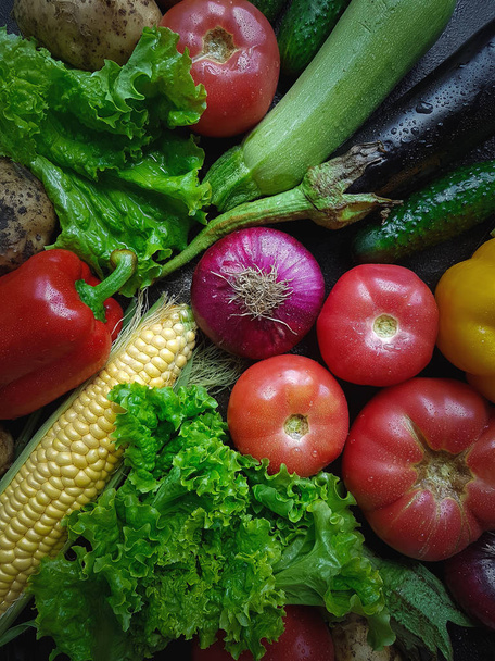Oogsten, verse groenten mix, tomaten, aubergine, aardappelen, komkommers, maïs - Foto, afbeelding