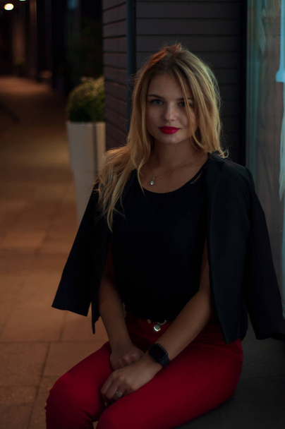 Sexy young beauty woman posing over night city illuminated street background. Vacation holidays. Young stylish woman blonde with long hair - Φωτογραφία, εικόνα