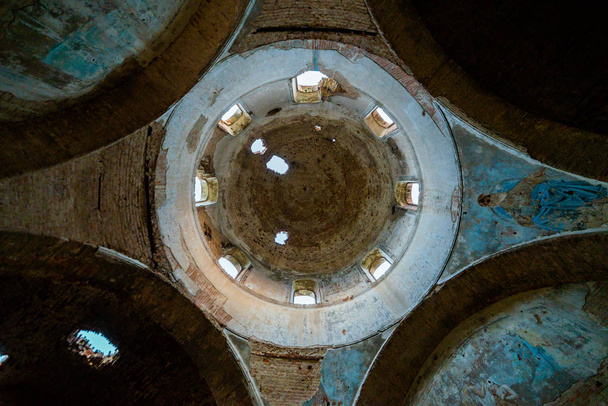Régi ortodox egyházi romok. Elhagyott vallási épület - Fotó, kép