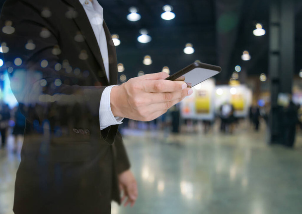 El hombre de negocios de doble exposición que usa un traje sostiene un teléfono inteligente para doble exposición
 - Foto, Imagen