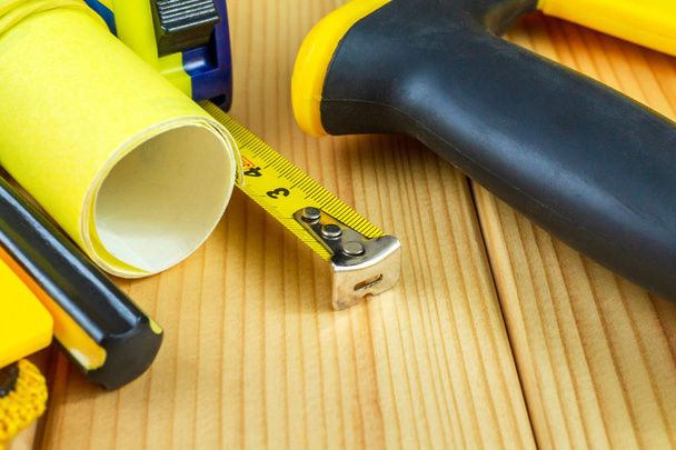 Μεγάλη σειρά από εργαλεία για το Builder σε ένα ξύλινο φόντο με ένα μέρος για τη διαφήμιση. - Φωτογραφία, εικόνα