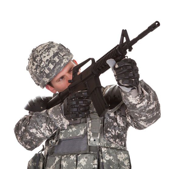 Close-up van soldaat die gericht zijn op richting - Foto, afbeelding