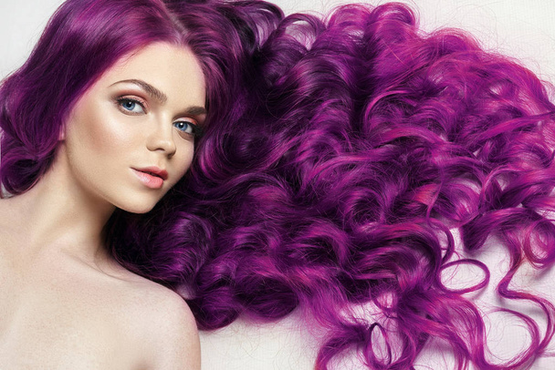 Креативне яскраве забарвлення волосся жінки, дбайливий догляд за
  - Фото, зображення