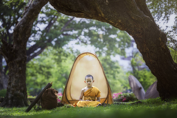 Bangkok, Thailand 8 april: de beginner mediteert met de kom naast hem op 8 april 2018 in Bangkok, Thailand. - Foto, afbeelding
