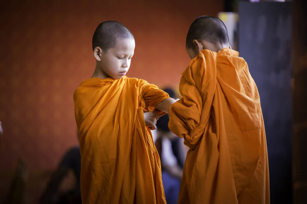 BANGKOK, THAILAND  APRIL 6:Two novices are helping to cover the robes  on April 6, 2017 in Bangkok, Thailand. - Foto, Imagem