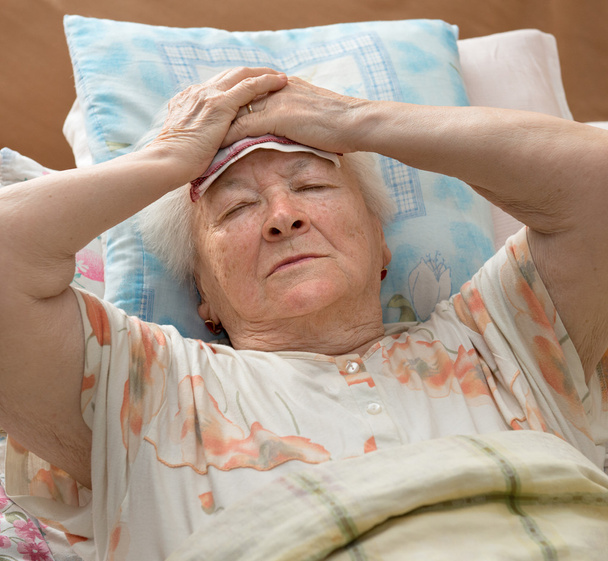 starší žena leží na posteli - Fotografie, Obrázek