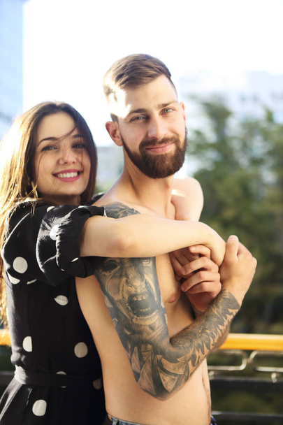 Fiatal tetovált stílusos pár szerelmes - Fotó, kép