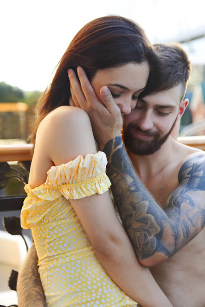 Jovem tatuado casal elegante no amor
 - Foto, Imagem