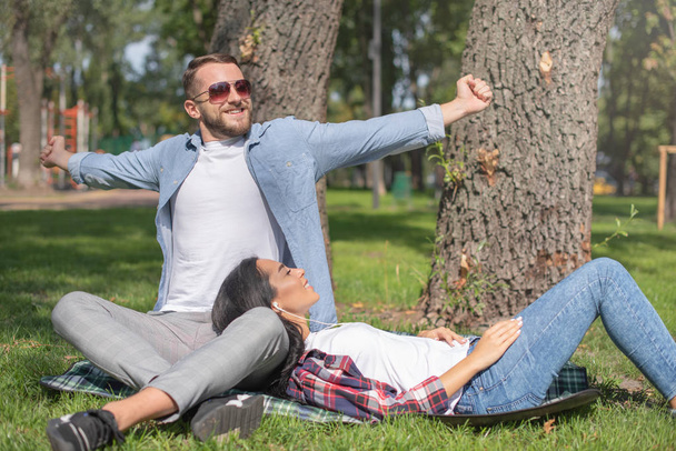 пара закоханих відпочиває в парку і обіймає
 - Фото, зображення