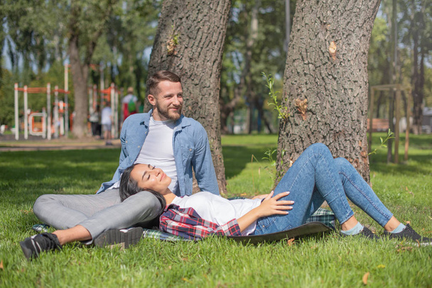 coppia innamorata si stanno riposando nel parco e abbracciando
 - Foto, immagini