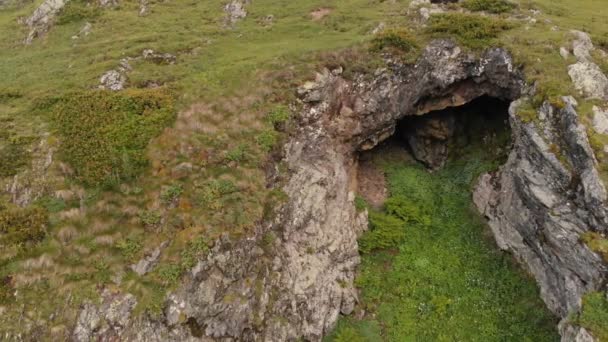 4k Luftaufnahme des Höhleneingangs in den Bergen. - Filmmaterial, Video