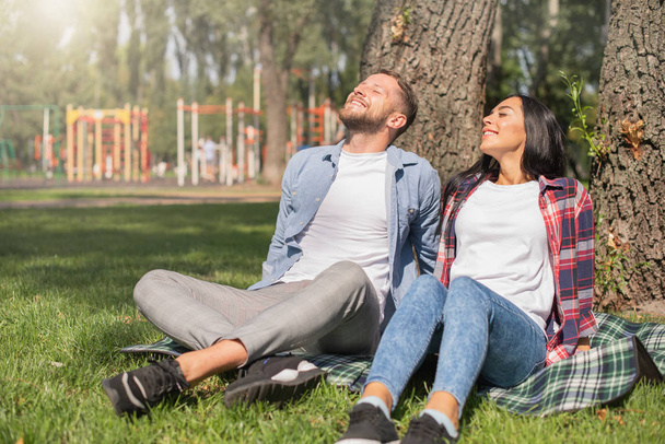 Verliebte Paare ruhen sich im Park aus und umarmen sich - Foto, Bild