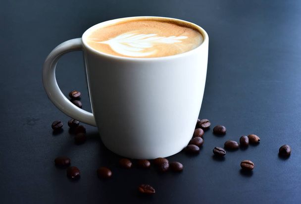Vista superior da arte do latte, na mesa de madeira escura tem muitos café b
 - Foto, Imagem
