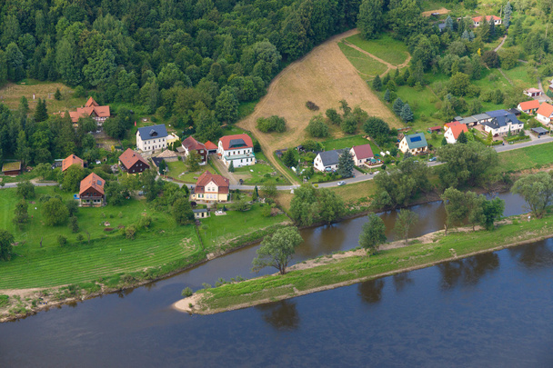 El pequeño pueblo junto al río. Vista superior. Alemania
. - Foto, Imagen