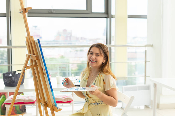 Sanat sınıfı ve çizim konsepti - Stüdyoda resim üzerine çalışan kadın sanatçı. - Fotoğraf, Görsel