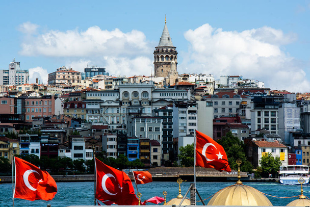 Widok wieży Galata z Eminonu Istanbul Turkey - Zdjęcie, obraz