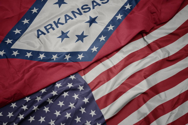 acenando bandeira colorida dos estados unidos da américa e bandeira do estado do arkansas
. - Foto, Imagem