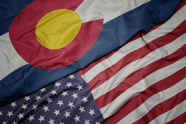 Amerika Birleşik Devletleri ve Colorado devlet bayrağı renkli bayrak sallayarak. - Fotoğraf, Görsel