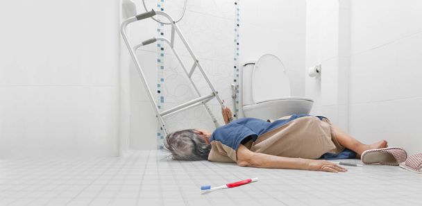 starsza kobieta spada w łazience, ponieważ śliskie powierzchnie - Zdjęcie, obraz