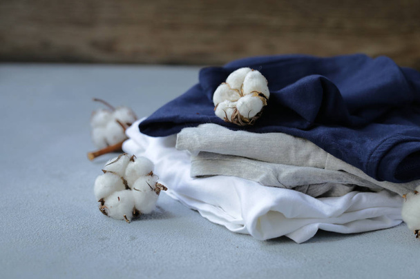 ropa orgánica natural de con ramitas de algodón
 - Foto, Imagen