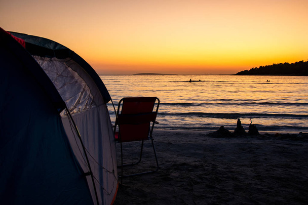 Tourist blue tent on sea beach. Holiday and summer vacation travel concept - Foto, Imagem