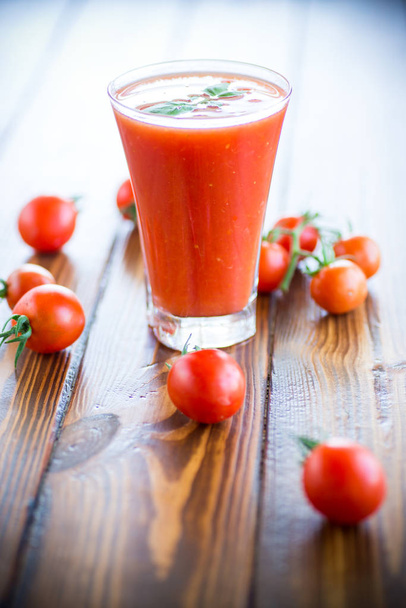 homemade tomato juice in a glass and fresh tomatoes - Foto, afbeelding