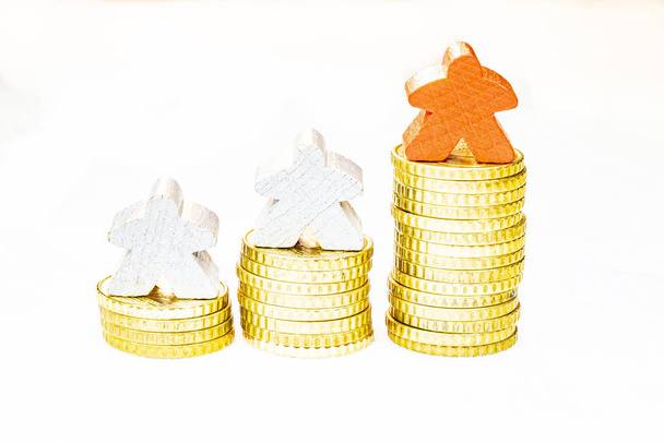 vencedor na ilustração da economia com pilhas de moedas de dez centavos e
  - Foto, Imagem