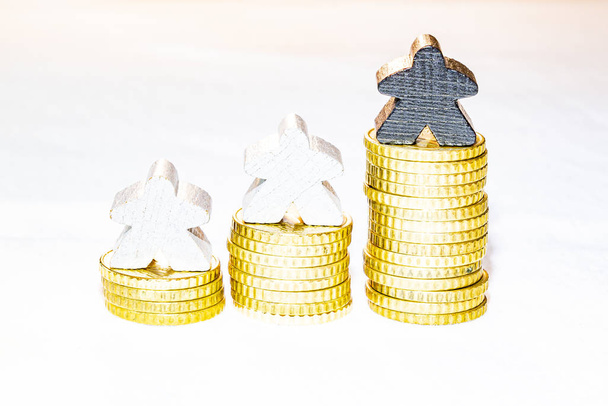 ilustração do crescimento com pilhas de moedas de dez cêntimos e m de madeira
 - Foto, Imagem