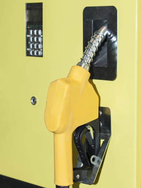A fegyver egy benzinkút a szivattyúzás üzemanyagot a gépkocsi tartály - Fotó, kép