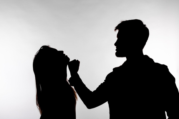 Concetto di violenza e abuso domestico - Silhouette dell'uomo che picchia la donna indifesa
 - Foto, immagini