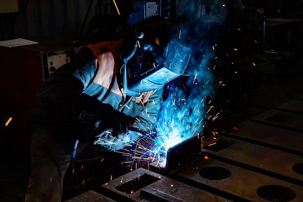 Welder at work in a workshop for the manufacture of metal structures. - Foto, Imagen