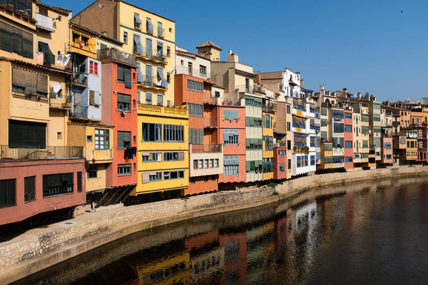 The brightly painted facades of the houses looking over the River Onyar in the old center of Gerona. - Photo, Image