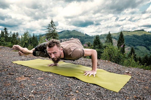 brodaty jogin praktyki ashtanga asana - Zdjęcie, obraz