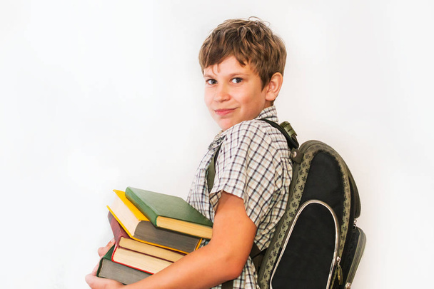 menino com livros e mochila no fundo branco
 - Foto, Imagem
