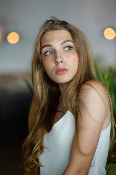 Dívka s modrými zraky sedící na městské kavárně. žena s hnědým účesu. Koncepce životního stylu. - Fotografie, Obrázek