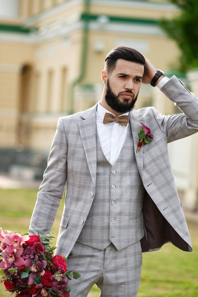 Man Clothed Stylish Suit Holding Bouquet of Flower - Foto, afbeelding