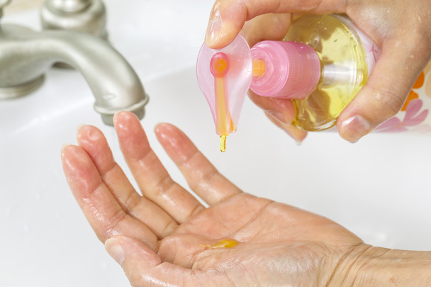 Utilisation de savon liquide pour se laver les mains
 - Photo, image