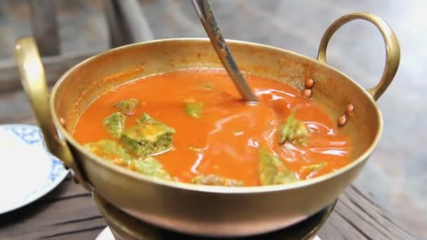 warm en zure rode curry met garnalen voor Thaise traditionele - Video