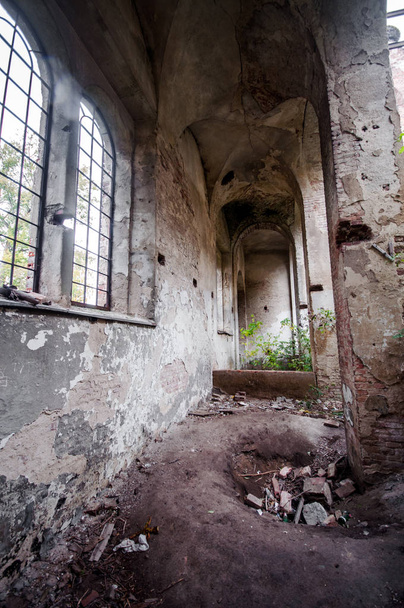 Stary opuszczony zrujnowany kościół rzymskokatolicki w Velukiy Chodachkiv. Wewnątrz Kościoła - Zdjęcie, obraz