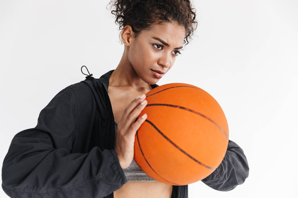 Beautful young amazing sports fitness african woman posing with basketball. - Zdjęcie, obraz