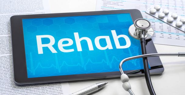Słowo Rehab na wyświetlaczu tabletu - Zdjęcie, obraz