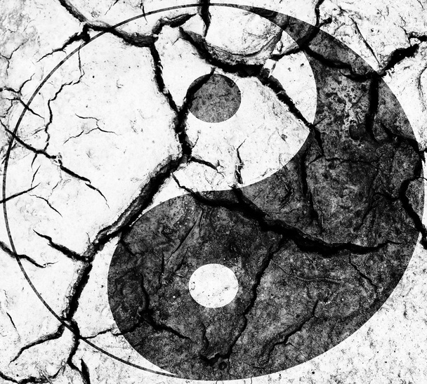 znak ying yang malowane na ziemi popękane ściany - Zdjęcie, obraz