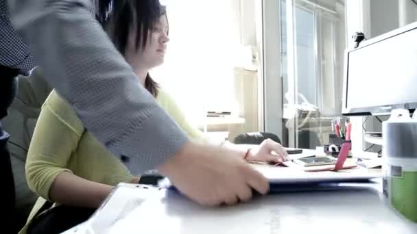 nők az asztalon a számítógép előtt fordítsa az oldalakat a mappa - Felvétel, videó