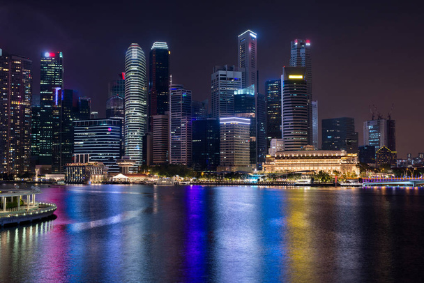 Paisaje urbano en el centro. Ciudad nocturna skyline urbano Singapur - Foto, Imagen